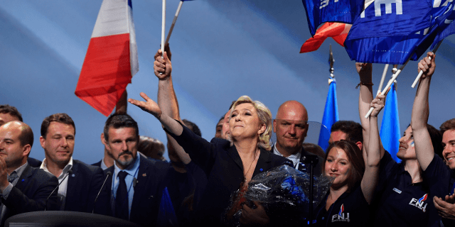 Hiçbir adayın yüzde 50'nin üzerine çıkamadığı ilk turda aşırı sağcı Le Pen yüzde 21,4 ile 2. tura kaldı. Le Pen 'Tüm vatanseverlerden kendisine katılmasını' istedi