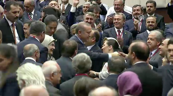Cumhurbaşkanı Erdoğan, Genel Merkez'e girişinin ardından partililerle tokalaştı.