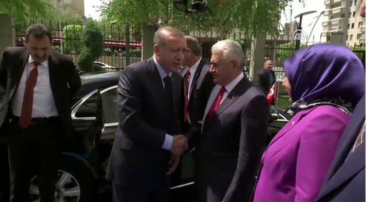 Erdoğan'ı Genel Merkez'e girişinde Binali Yıldırım karşıladı
