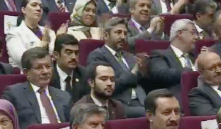 Cumhurbaşkanı Erdoğan'ın sözleri salonda büyük alkış alırken Davutoğlu'nun yüz ifadesi kameralara böyle yansıdı