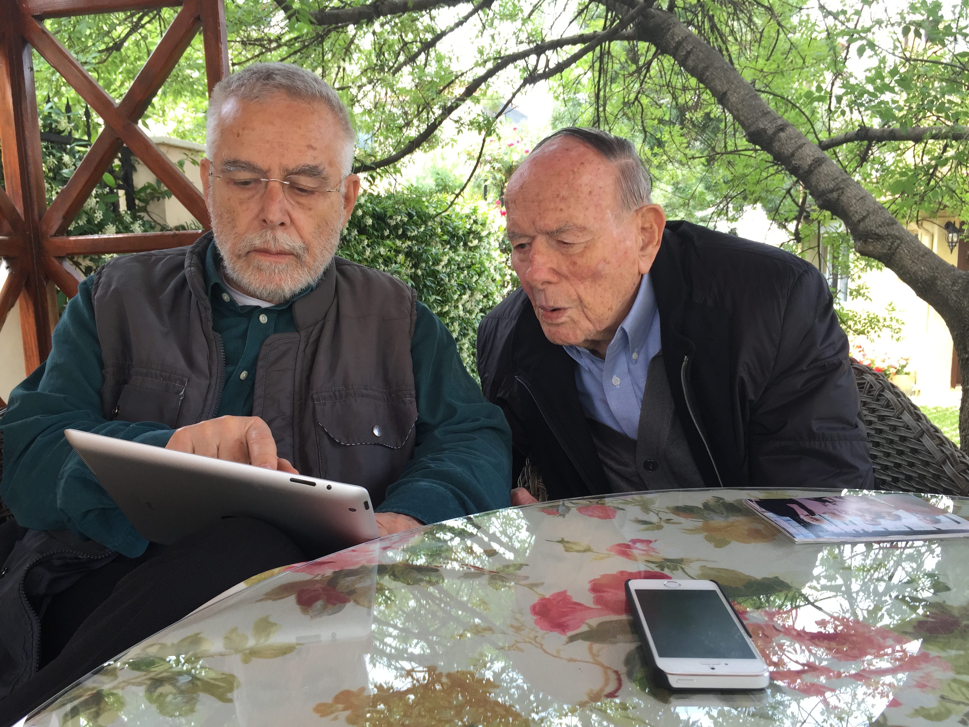 Bahçesindeki kameriyede yeni aldığı laptop'ı kurcalıyoruz, Baskın Oran ve Ahmet İsvan
