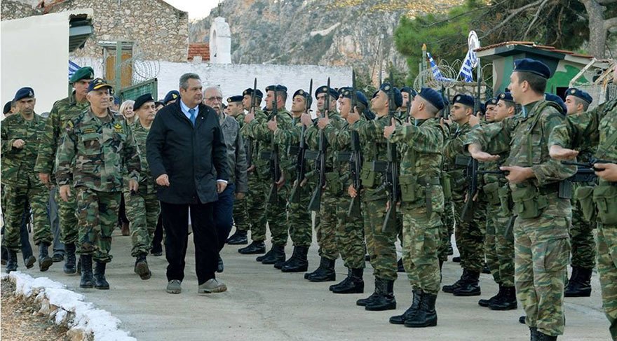 YUNAN SAVUNMA BAKANI ADADA ASKERİ DENETİM YAPTI Yunanistan Savunma Bakanı Kammenos ve beraberindeki heyet 5 Aralık'ta askersiz olması gereken Meis Adası'ndaki 700 kişilik birliği ziyaret etmişti. Bakan, işgalcileri selamlamıştı.