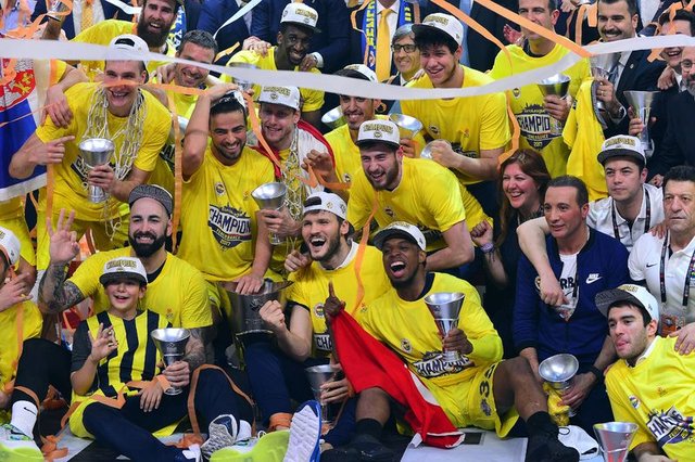THY Euroleague'de şampiyon olan Fenerbahçe, kupayı Euroleague CEO'su Jordi Bertomeu'dan aldı