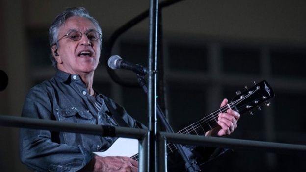 Caetano Veloso'nun da dahil olduğu ünlü Brezilyalı sanatçı ve müzisyenler protesto konserinde sahne aldı