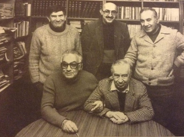 Oturanlar: Yaşar Kemal, Yusuf Atılgan. Ayaktakiler: (soldan sağa) Şükran Yurdakul, Kemal Özer, Vedat Türkali