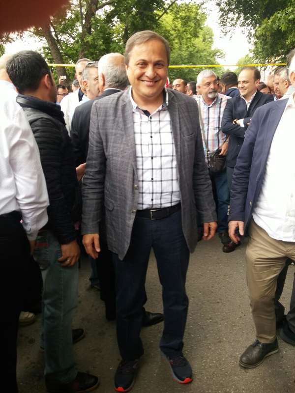 Milletvekili Seyit Torun, yürüyüşe yeni spor ayakkabılarıyla katıldı.