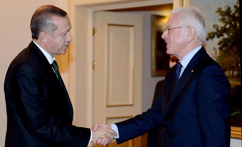 Erdoğan, 2009’da AP Başkanı Hans-Gert Pöttering ile tam üyeliği görüştü. Başkan Hans, AK Parti’ye kapatma davası açıldığında, Erdoğan’a destek vermiş ve ‘’Parti kapatılırsa, müzakereleri durduruz’’ demişti.