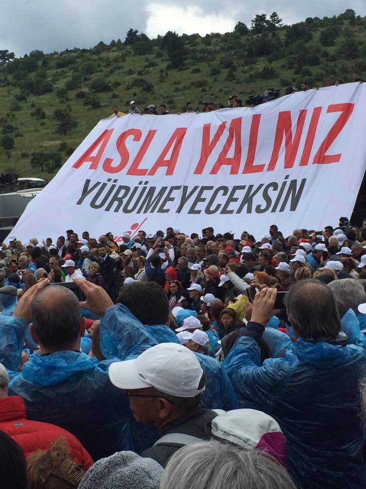 Kortejde, 'Asla yalnız yürümeyeceksin' pankartı açıldı