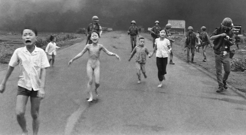 1966, Vietnamlı çocukların ABD’nin köylerine attığı Napalm bombasından kaçışı.(Fotoğraf, Nick Ut)