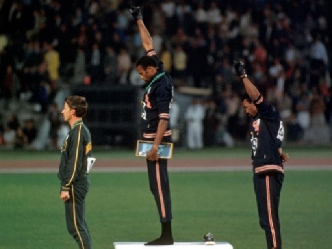 1968, Meksika Olimpiyatları, Peter Norman, Tommie Simith ve John Carlos olimpiyat ödül kürsüsünde.