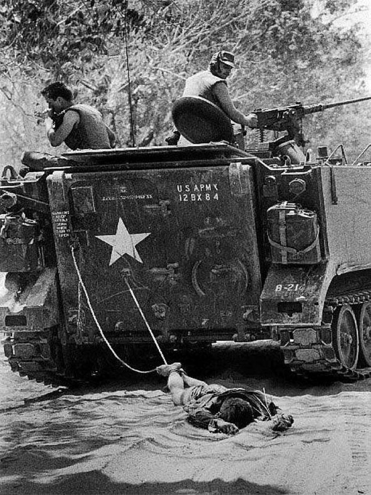 Vietnam Savaşı sırasında, bir Viet Cong’lu savaşçısı, Avustralya zırhlısınca sürüklenirken.
