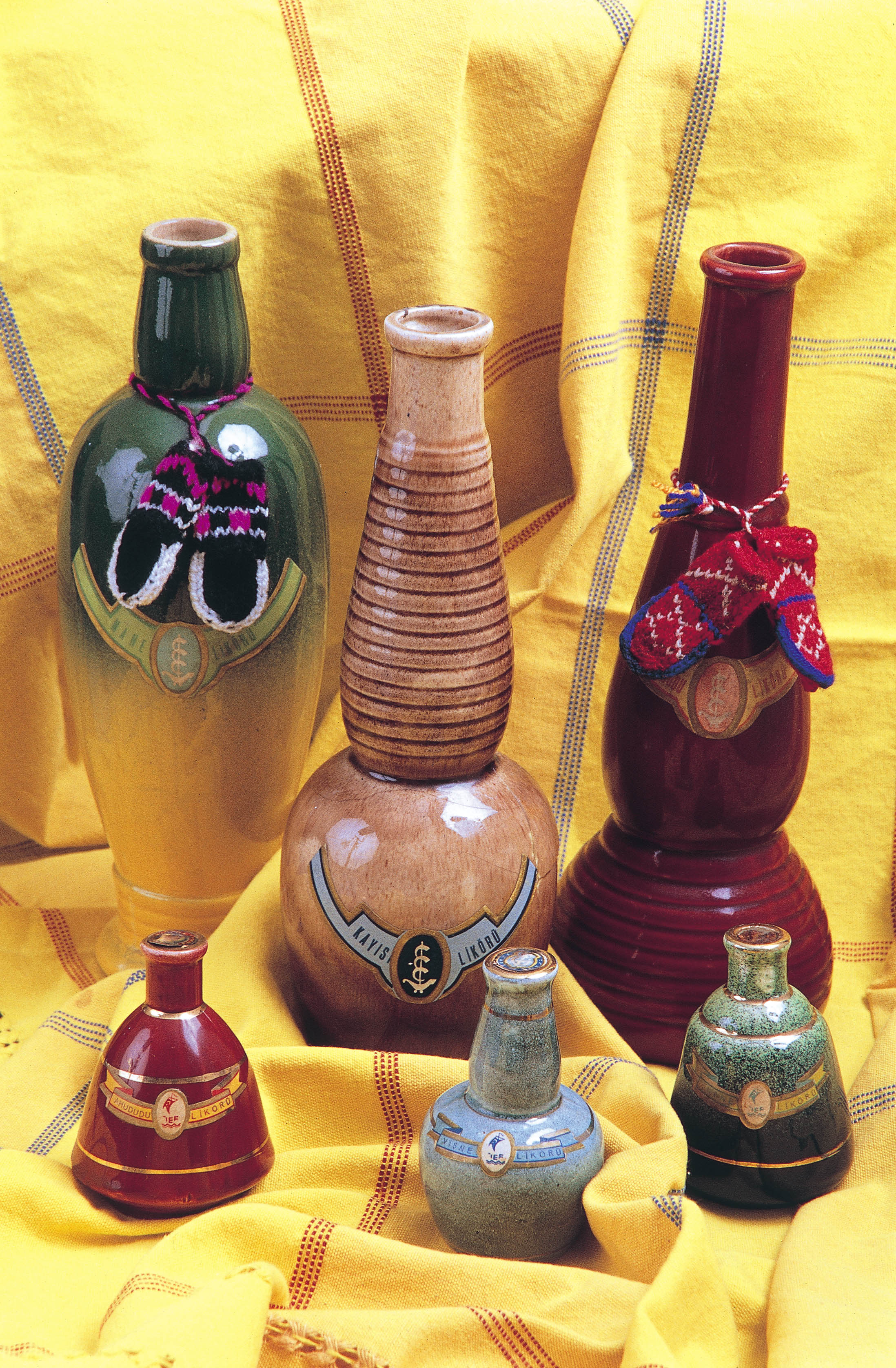 Tekel'in 1950'lerde çıkardığı likörlerin şişeleri, seramik sanatçılarına yaptırılmıştı.