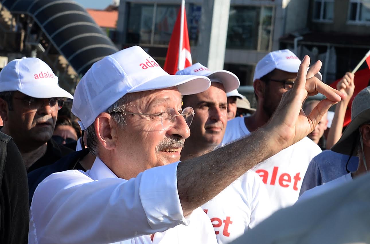 Kılıçdaroğlu, 'bozkurt' işareti yaparken
