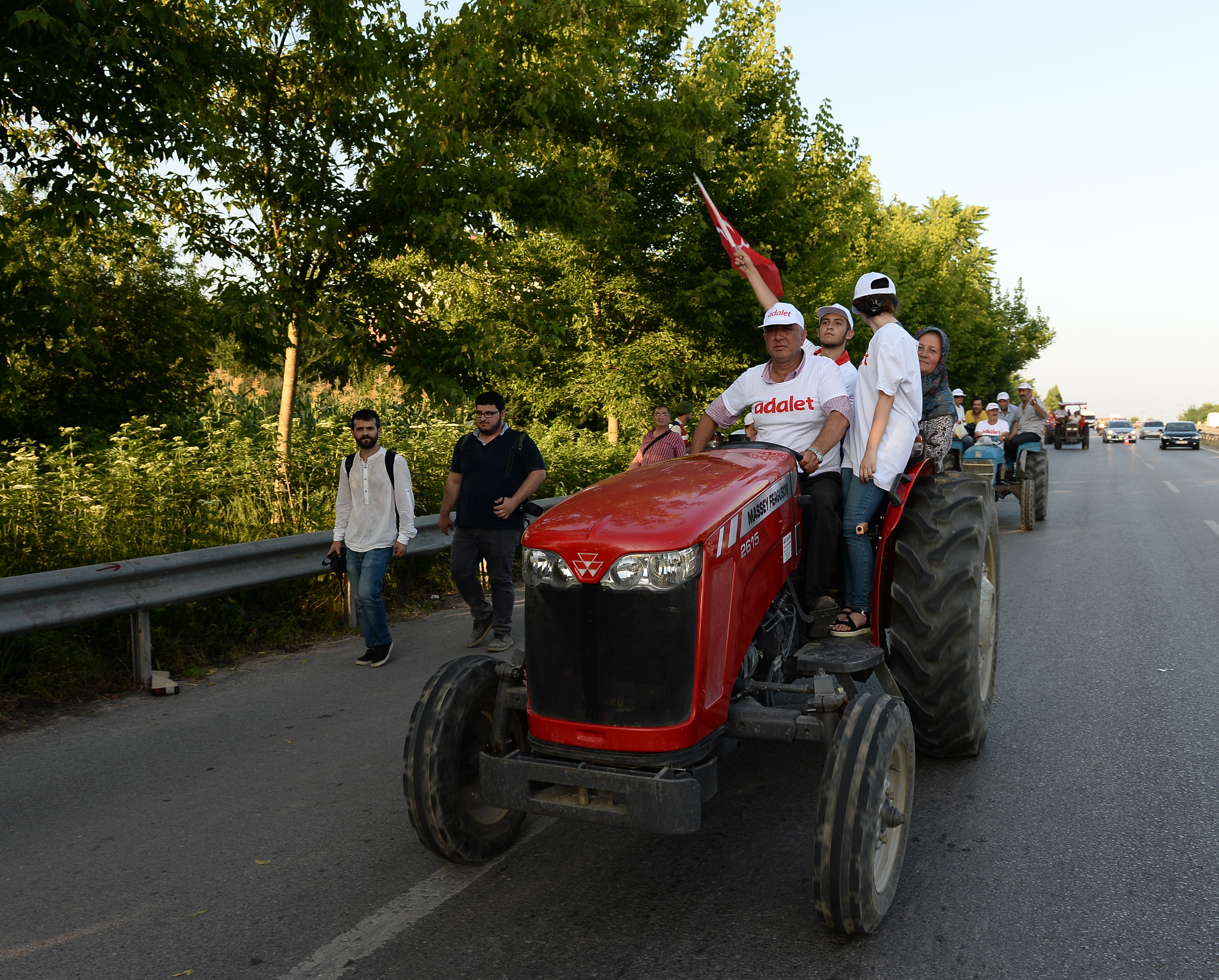 Yürüyüşe traktörleriyle de destek verenler oldu