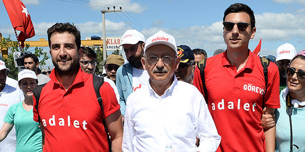 Kılıçdaroğlu, danışmanlarla birlikte yürürken. Sağda Emre Caner, solda CHP Trabzon Milletvekili Haluk Pekşen'in danışmanı Okay Kızgır.