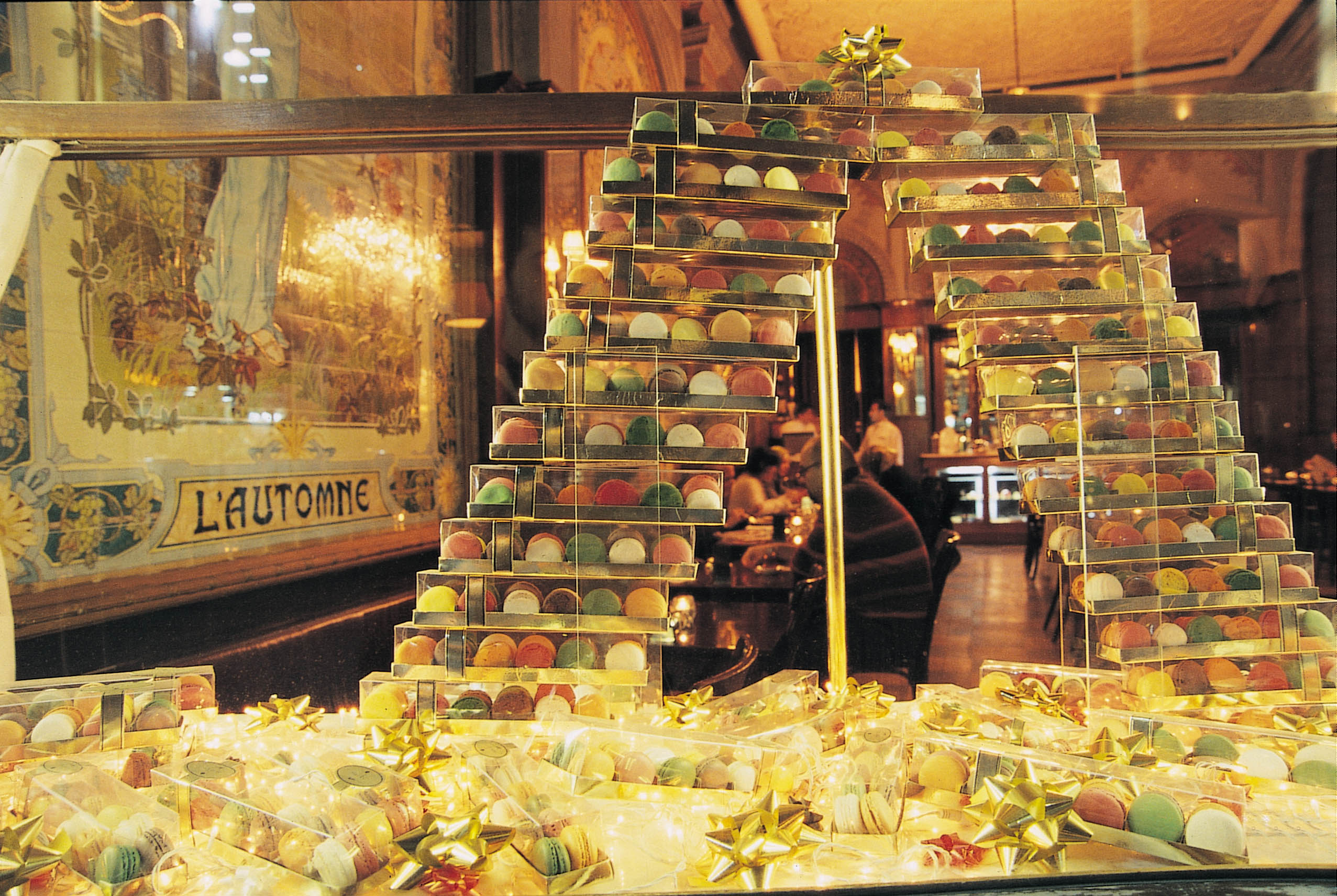 Markiz Pastanesi 2000'lerin başında yeniden açıldığında, vitrininde inci gibi makaronlar diziliydi.