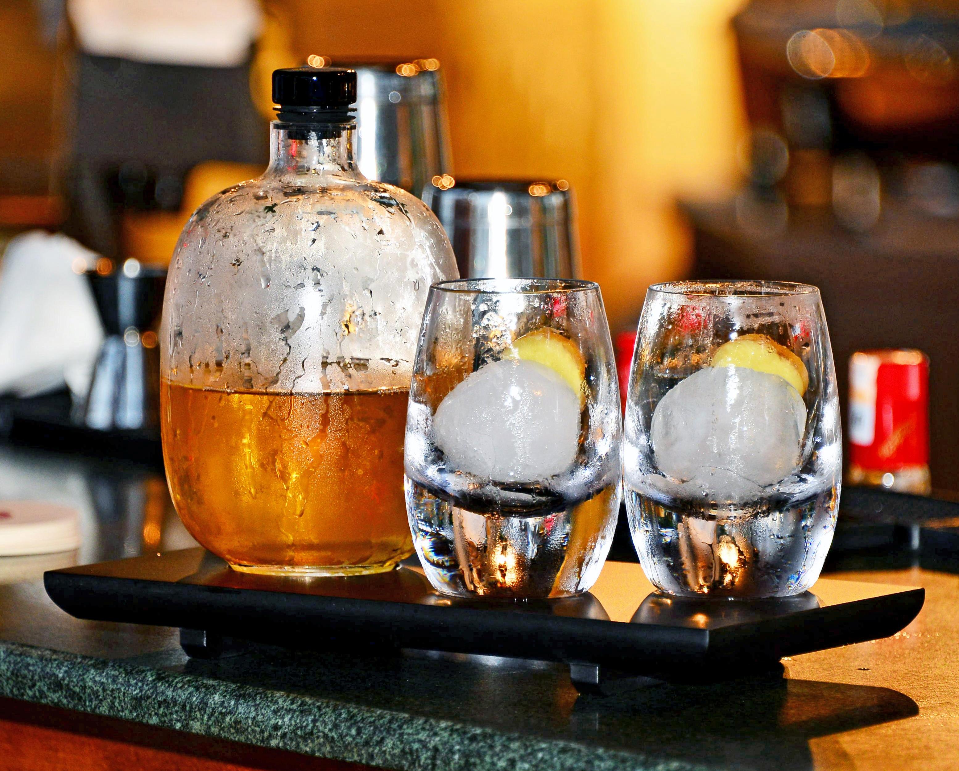 Buzlardan süzülmüş Rize çayı, zencefil ve isli Skoç viskiyle yapılan Smokey Rize Tuxedo, zarif bir setle sunuluyor.