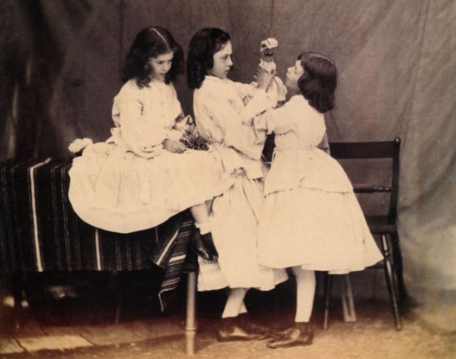 Soldan sağa: Edith, Lorina ve Alice Liddell kardeşler, Fotoğraf: Lewis Carroll, 1860