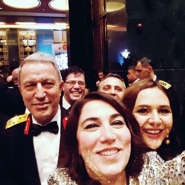 Kenar, 29 Ekim Cumhuriyet Bayramı'nda Genelkurmay Başkanı Hulusi Akar ile çektirdiği selfie ile de adından söz ettirmişti