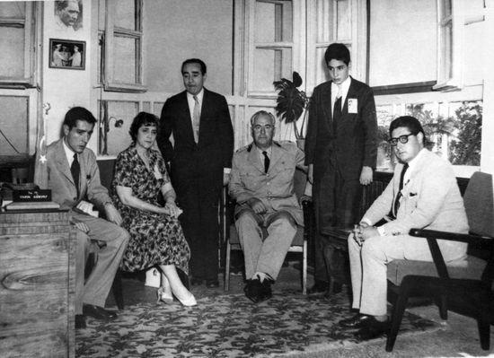 27 Mayıs 1960 darbesiyle devrilen Başbakan Adnan Menderes (ayakta), idamından önce kendisini ziyarete gelen eşi Berin Menderes, müteveffa oğulları Aydın (ayakta), Yüksel ve Mutlu Menderes. Tutuklu Başbakan ailesinin yanında ayakta bekletilirken koltukta poz veren kişi de Menderes'in hapsedildiği İmralı'nın komutanı albay Tarık Güryay