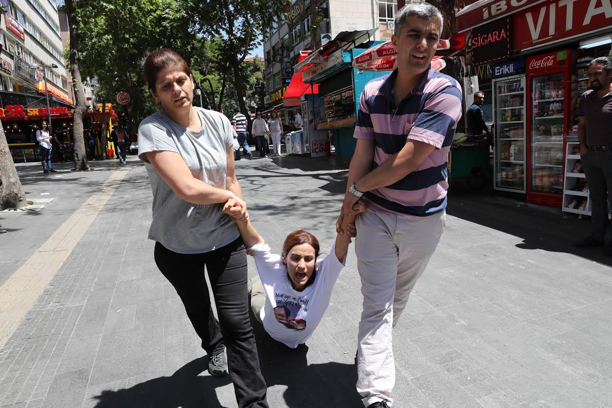 KHK ile işlerinden ihraç edilmelerinin ardından açlık grevine başlayan ve eylemlerinin 76. gününde tutuklanan eğitimciler Nuriye Gülmen ve Semih Özakça’ya destek için gerçekleştirilen eylemlere yönelik polis müdahaleleri devam ediyor.