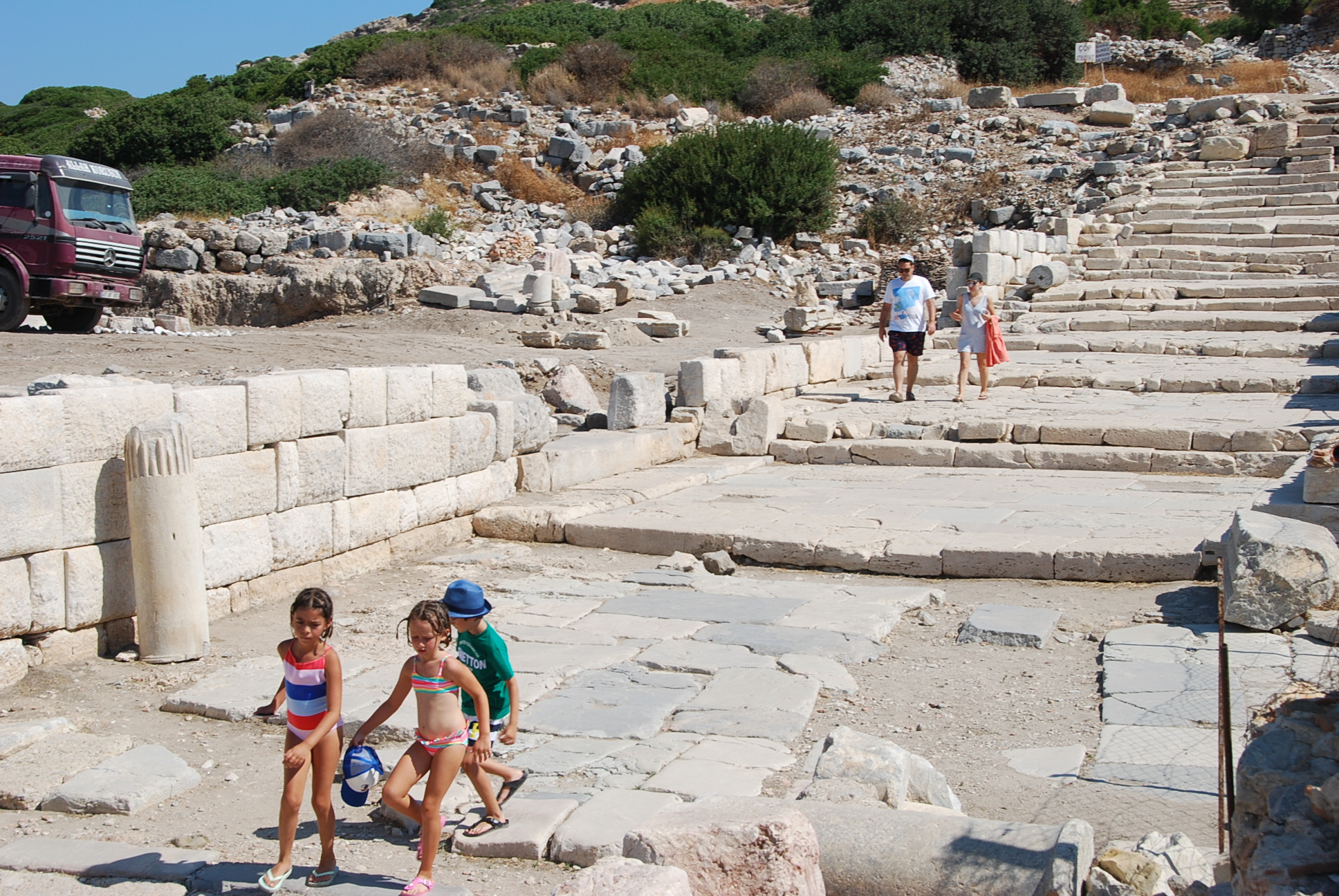 Knidos'ta aileler geziyor