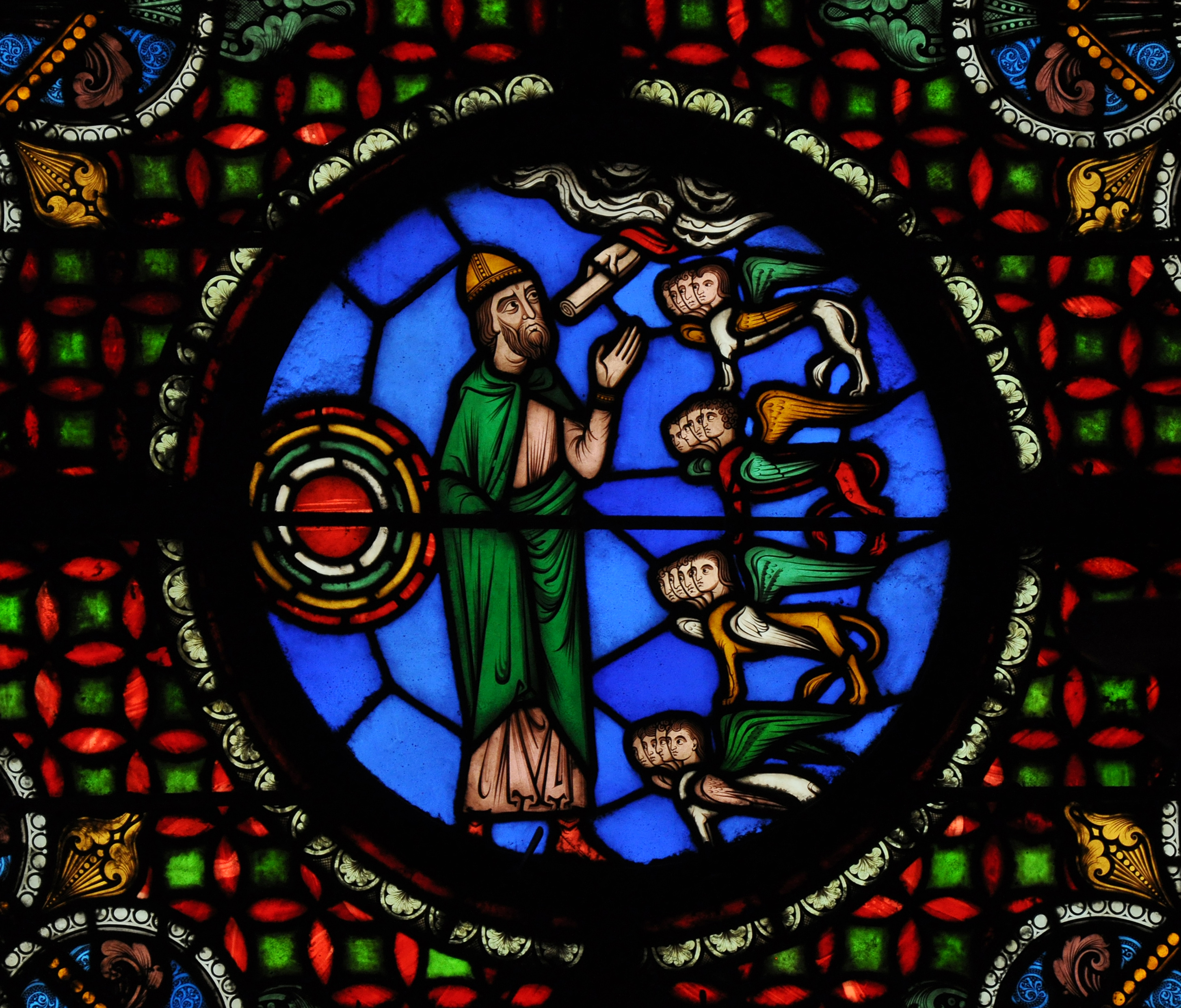 Saint Denis bazilikası vitraylarından detay. Tanrı Ezekiel'e kutsal metinleri verirken.g