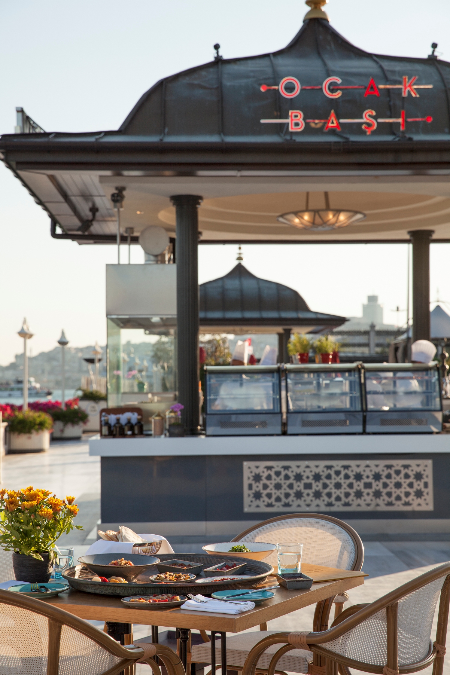 Boğaz kıyısındaki Four Seasons'ın terasında açılan  ocakbaşı, bu yazın yeni restoranlarından.