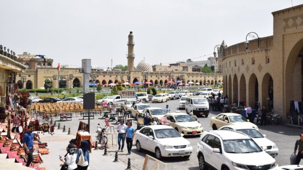 Erbil kalesinin önündeki tarihi çarşının ve meydanın olduğu alan sıcak havanın kendini iyice hissettirdiği öğlen saatlerine kadar kalabalık. Öğlen saatlerinden itibaren dükkanlarını kapatan esnaf, akşam saatlerinde yeniden açıyor ve meydan da kalabalıklaşmaya başlıyor.