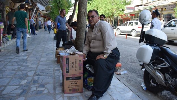 Süleymaniye ve Erbil'de döviz bürolarının yanı sıra seyyar dövizciler de yaygın. Irak dinarı'nın yanı sıra dolar ile alışveriş yapılan bölgede, kur sabit.