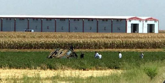 Patlamanın etkisiyle zırhlı araç yoldan savrularak tarlaya düştü.