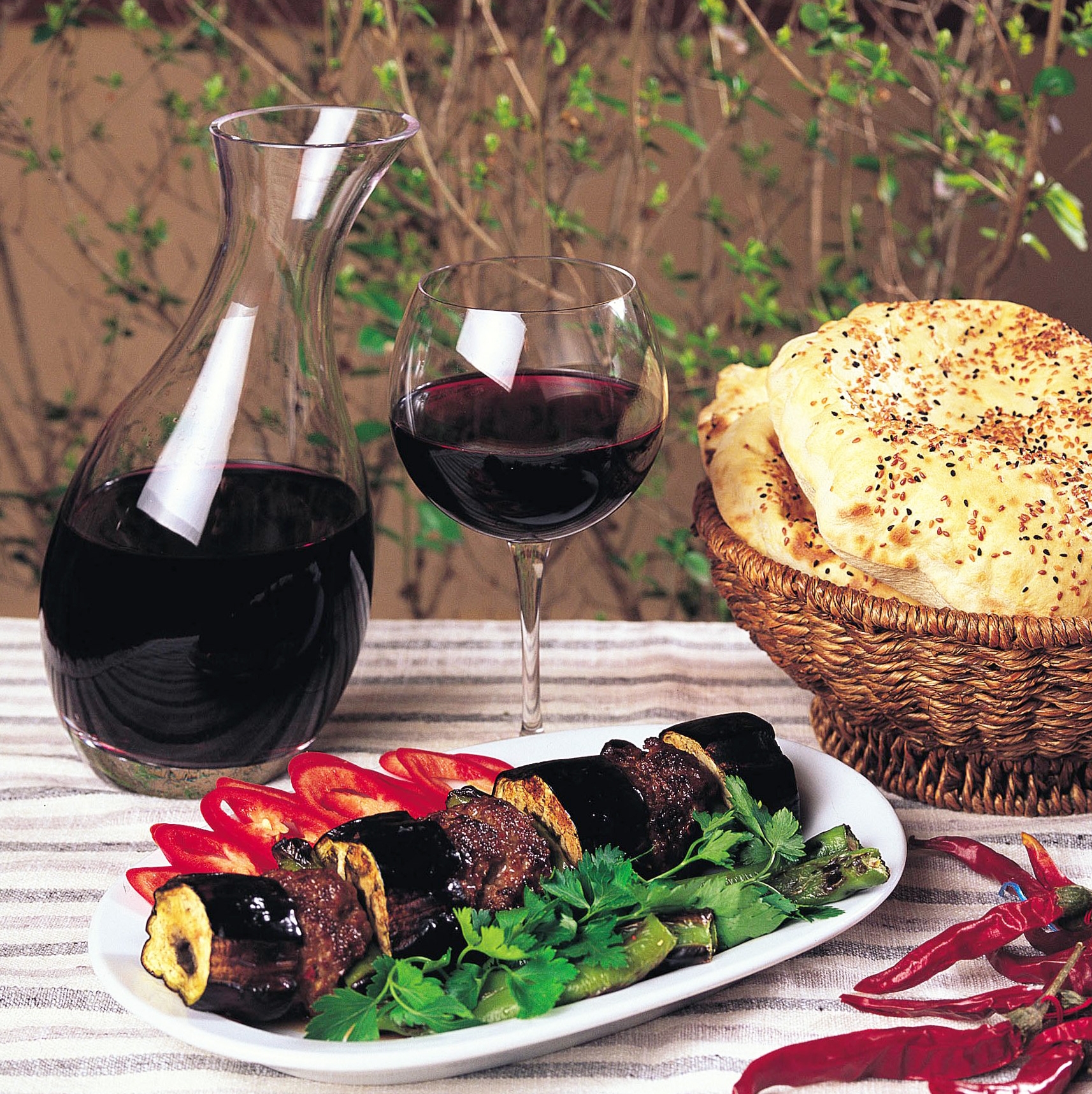 Öküzgözü,Türk mutfağının libero şarabı. Kebaplarla bile iyi uyum sağlıyor.
