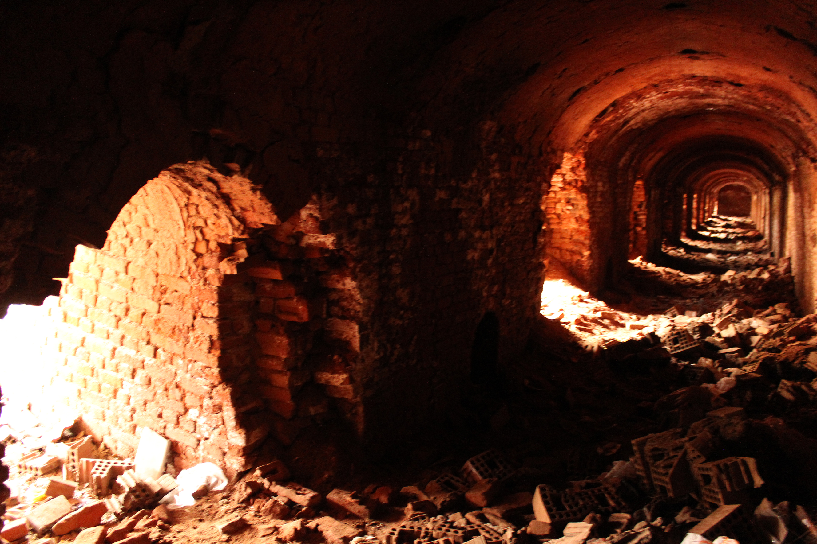 Eskişehir'de terk edilmiş bir kiremit fabrikasının fırınlarından geriye kalanlar. (2016)