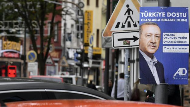 Türkiyeli göçmenlerin kurduğu ADD, seçim pankartlarında Cumhurbaşkanı Recep Tayyip Erdoğan'ın fotoğraflarını ve sözlerini kullanıyor