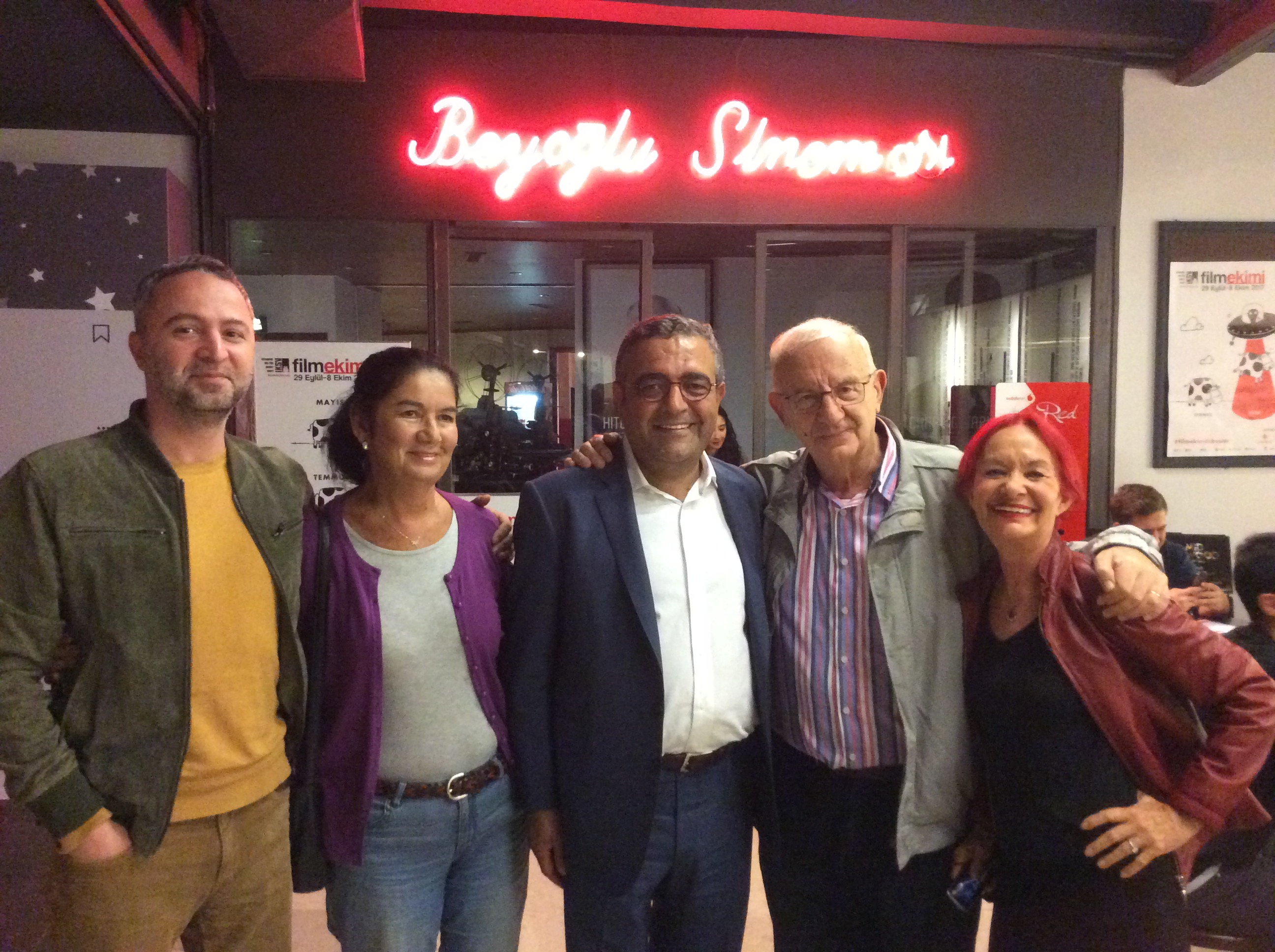 Beyoğlu Sineması'nın yeni sahibi Cem Altınsay, Leman Dorsay, Sezgin Tanrıkulu, Atilla Dorsay ve Pervin Tan 