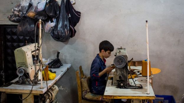Gaziantep'te bir atölyede çalışan Suriyeli mülteci çocuk