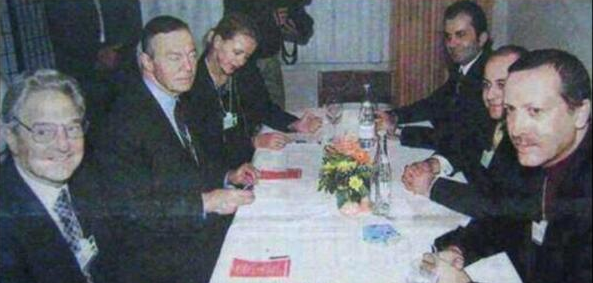 Cumhurbaşkanı Erdoğan, 2003 yılında eski AB Bakanı Egemen Bağış ve halen AB Bakanı olan Ömer Çelik'le birlikte, Davos'ta George Soros'la bir araya gelmişti