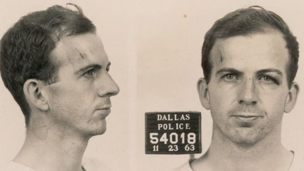 Lee Harvey Oswald Kennedy'i vurma suçuyla tutuklandı.