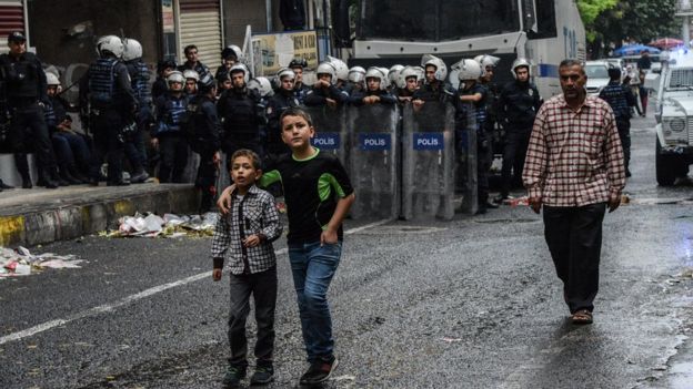 Diyarbakır Büyükşehir Belediyesi'nin eş başkanlarının tutuklanmasından sonra şehrin sokaklarında çok sayıda polis görülmüştü.