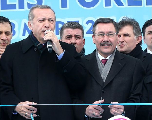 Aralarında Ankara Büyükşehir Belediye Başkanı Melih Gökçek ve İstanbul Büyükşehir Belediye Başkanı Kadir Topbaş'ın da bulunduğu 6 AKP'li belediye başkanı 6 hafta içinde istifa etti