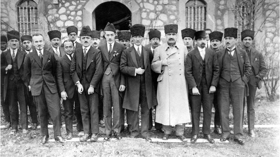 Kurtuluş Savaşı sırasında Atatürk ve Meclis üyeleri