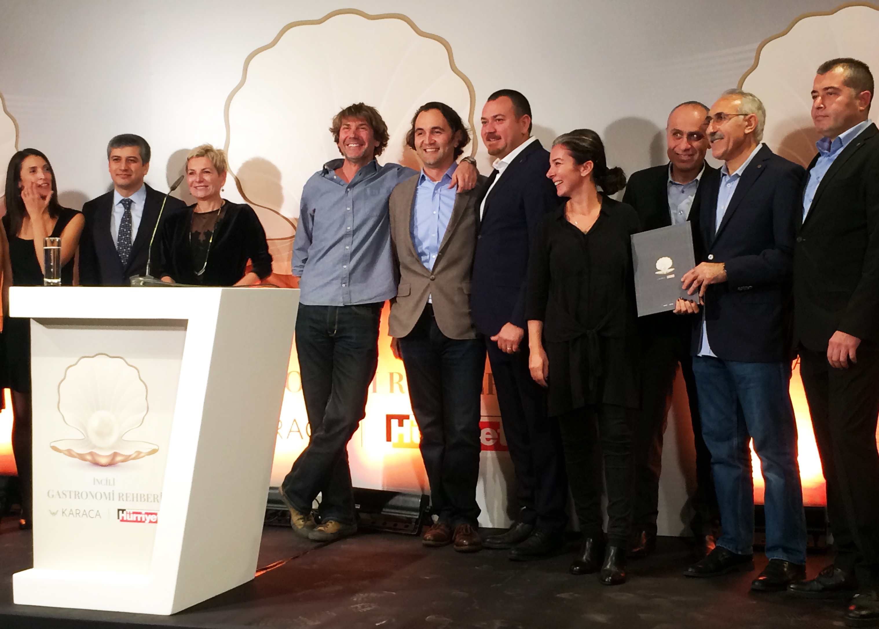 Rehberin tek 4 yıldızlı lokantası Mikla'nın kurucusu ve şefi Mehmet Gürs, ödülünü ekibiyle aldı.