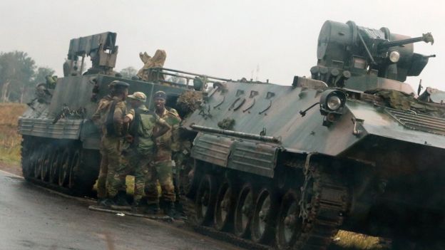 Zimbabve başkenti Harare'de zırhlı araçların konuşlandığı görülüyor.
