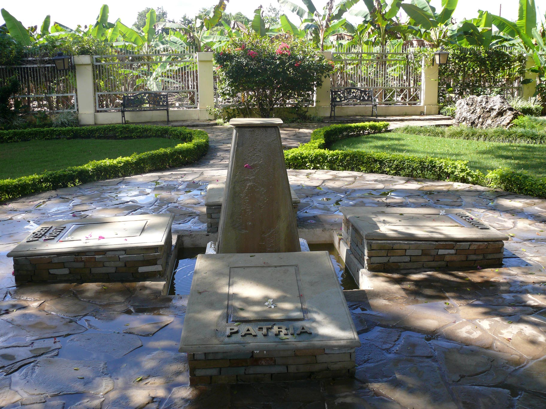Mirabel Kardeşler Müzesinin bahçesindeki üç kardeşin mezarı