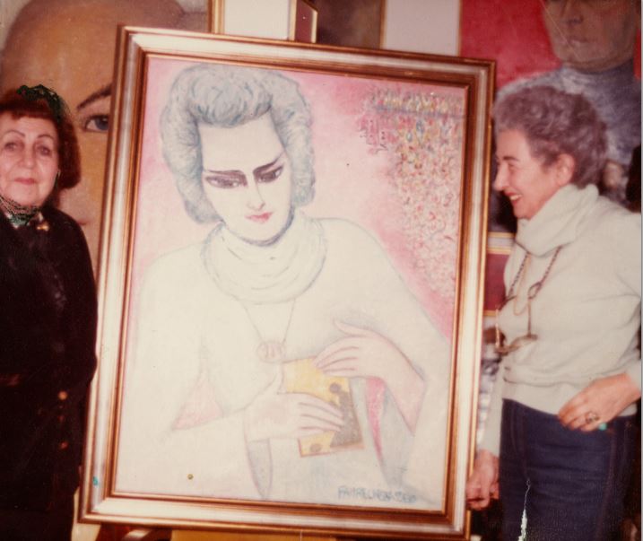 Füreya Koral ve ressam teyzesi Fahrelnissa Zeid Amman’da Zeid’in Füreya portresi ile (1980'ler) Fotoğraf: Sara Koral Aykar Arşivi