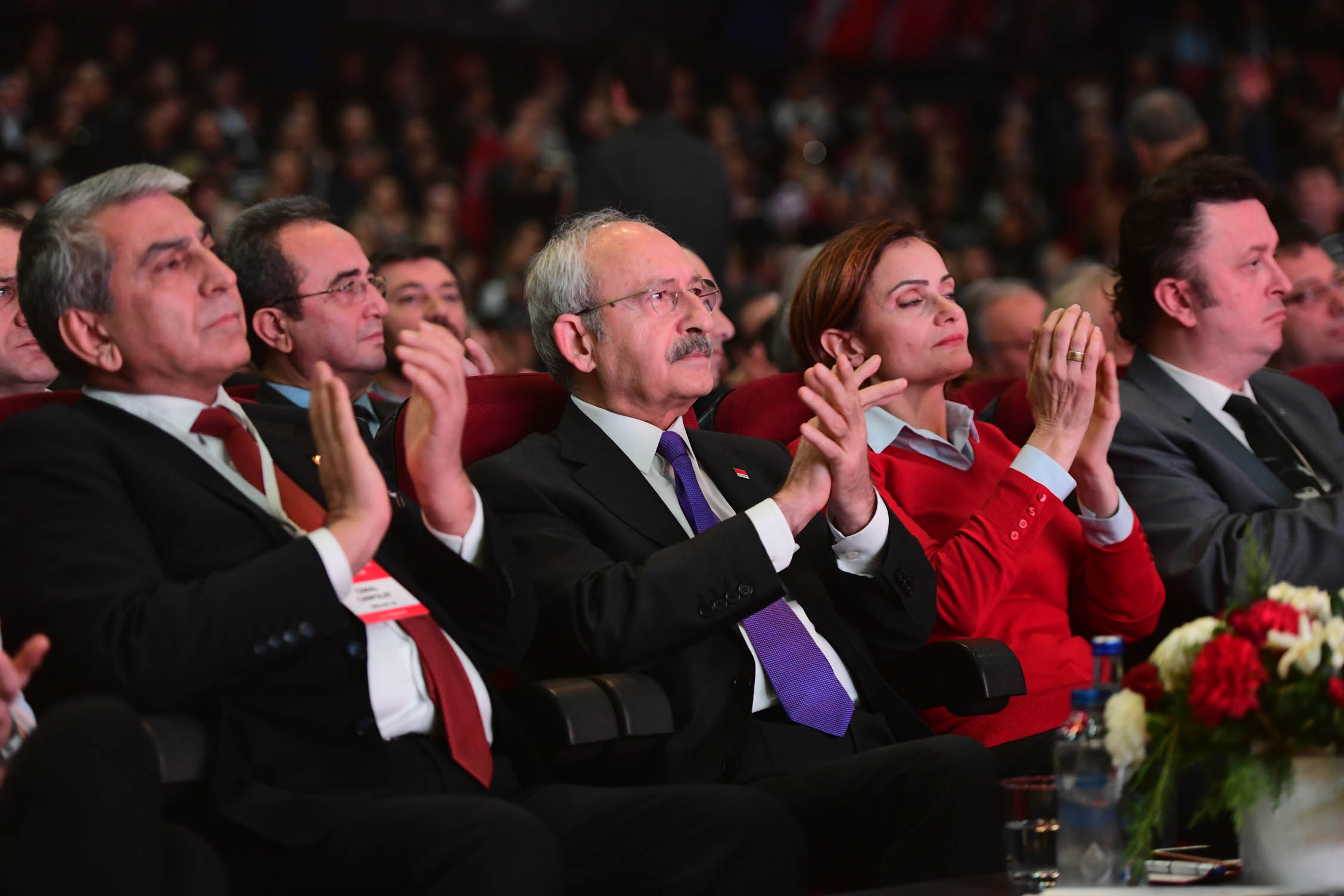 Kılıçdaroğlu'nun iki yanında, il başkanı adayları Canpolat ve Kaftancıoğlu oturdu. (Fotoğraf: Ziya Köseoğlu)