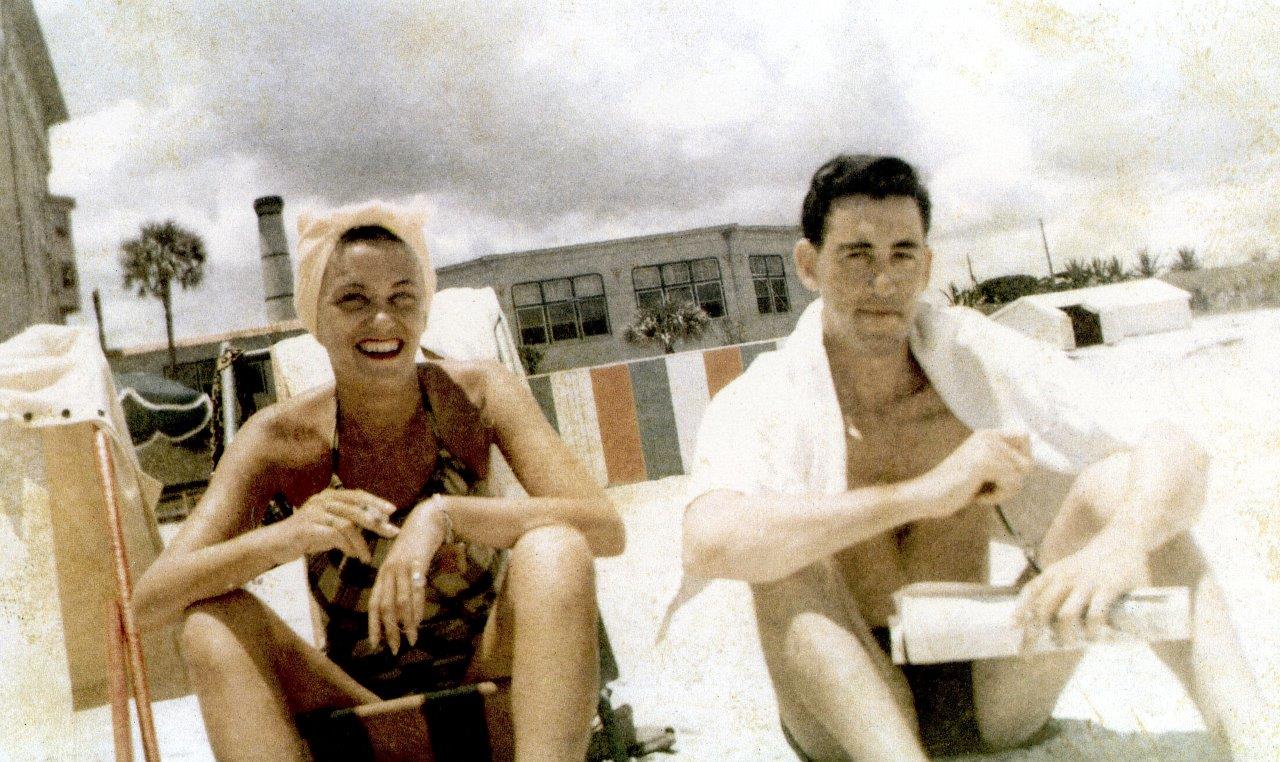 J.D. Salinger ender fotoğraflarından birinde, kız kardeşi Doris ile Florida'da tatildeyken görünüyor.