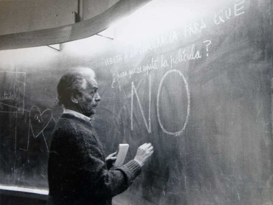  Nicanor Parra,1992 yılında ders verdiği sınıfta tahtaya NO yazıyor.