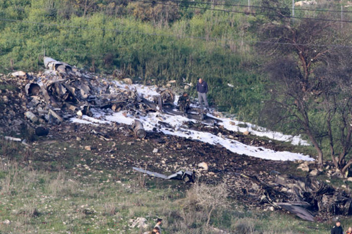 Düşürülen savaş uçağının Suriye'ye düşen parçalarından bir kısım