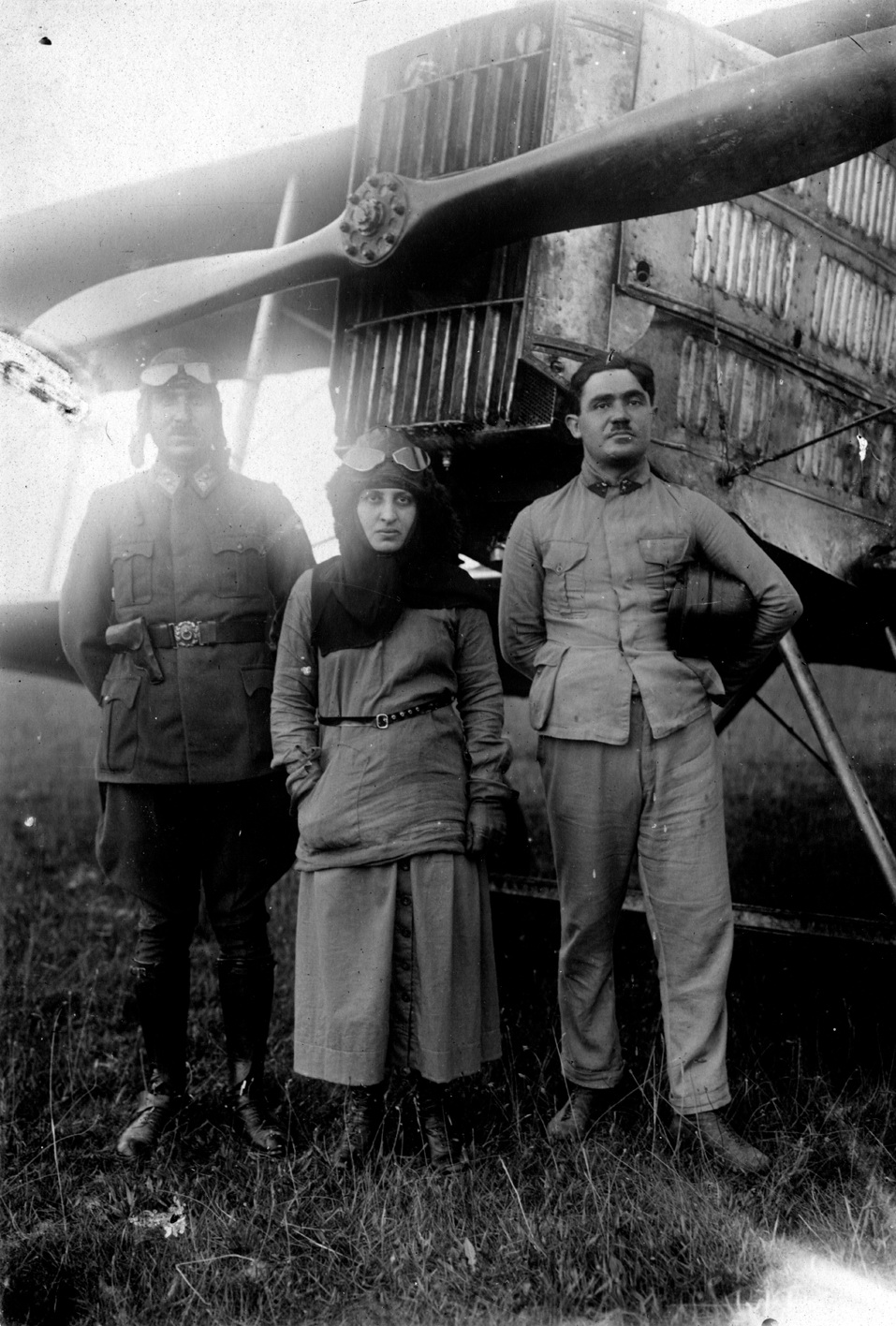 Yüzbaşı Fazıl Bey, Sakarya Savaşı sonrasında kendisini ziyarete gelen Halide Edip (Adıvar) ile birlikte Breguet 14 uçağı önünde